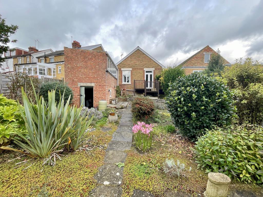 Lot: 41 - DETACHED BUNGALOW WITH LARGE GARDEN - Garden